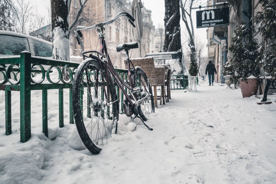 O frio é o que mais espanta ciclista nessa época do ano.