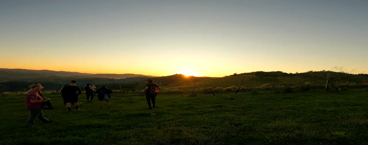 Grupo do Amparo Ride caminhando na crista dourada em direção ao sol nascendo